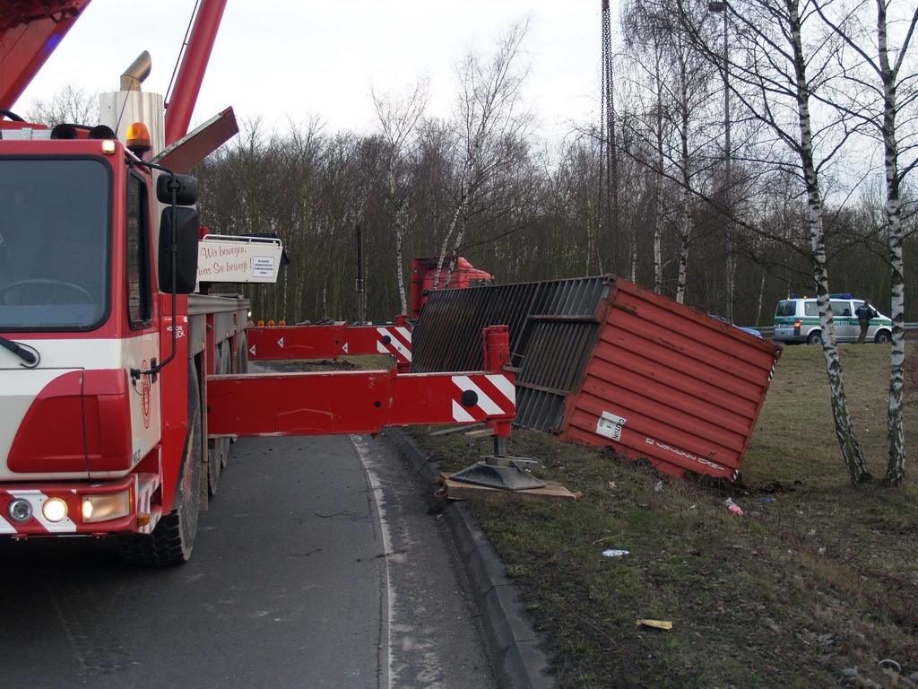 LKW verliert Container Koeln Niehler Ei P112.JPG